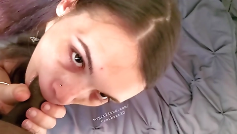 Mature woman fucks in her pussy