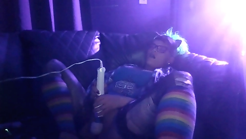 Mature woman get sliceed by a couple